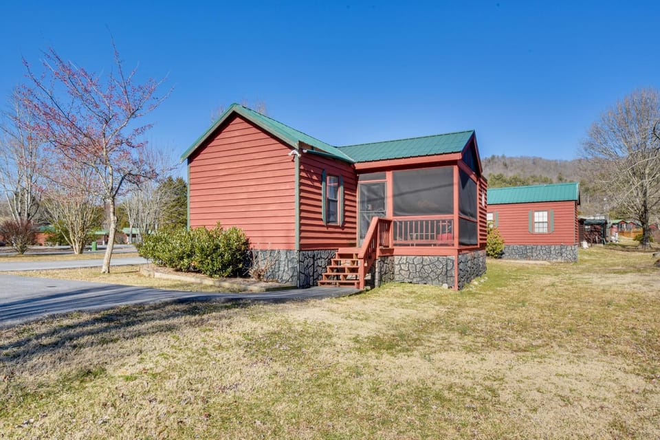Cozy Dillard Cabin w/ Mountain Views & Pool Access Cabin in Dillard
