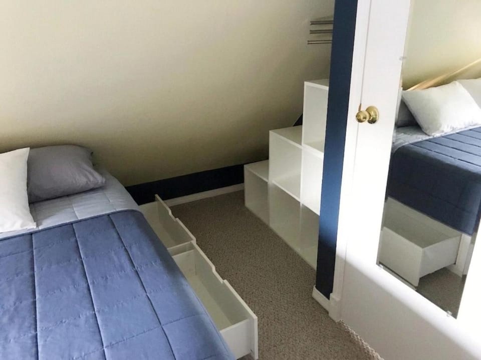 Sunset Balcony, King Bed, Beach Access, Pet Friendly House in Ocean Park