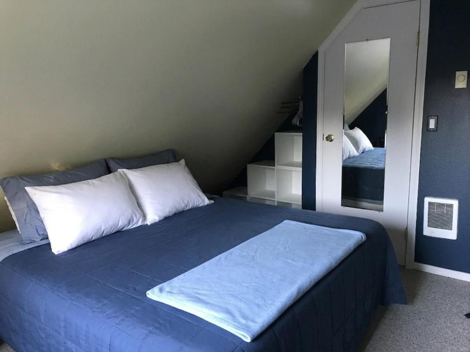 Sunset Balcony, King Bed, Beach Access, Pet Friendly House in Ocean Park