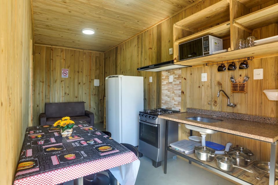Kitchen or kitchenette, minibar