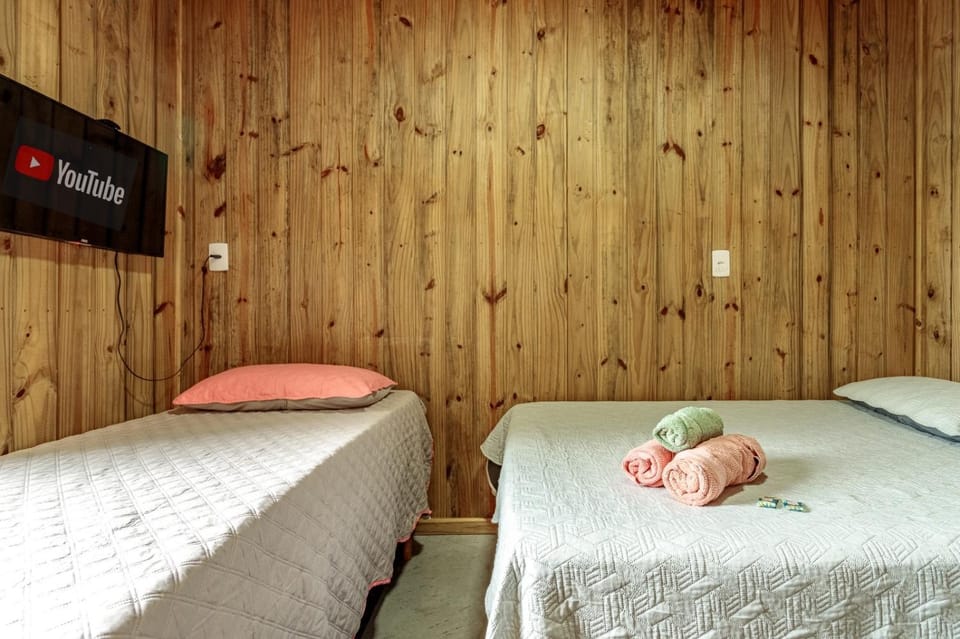 Bed, TV and multimedia, Photo of the whole room, Bedroom, towels