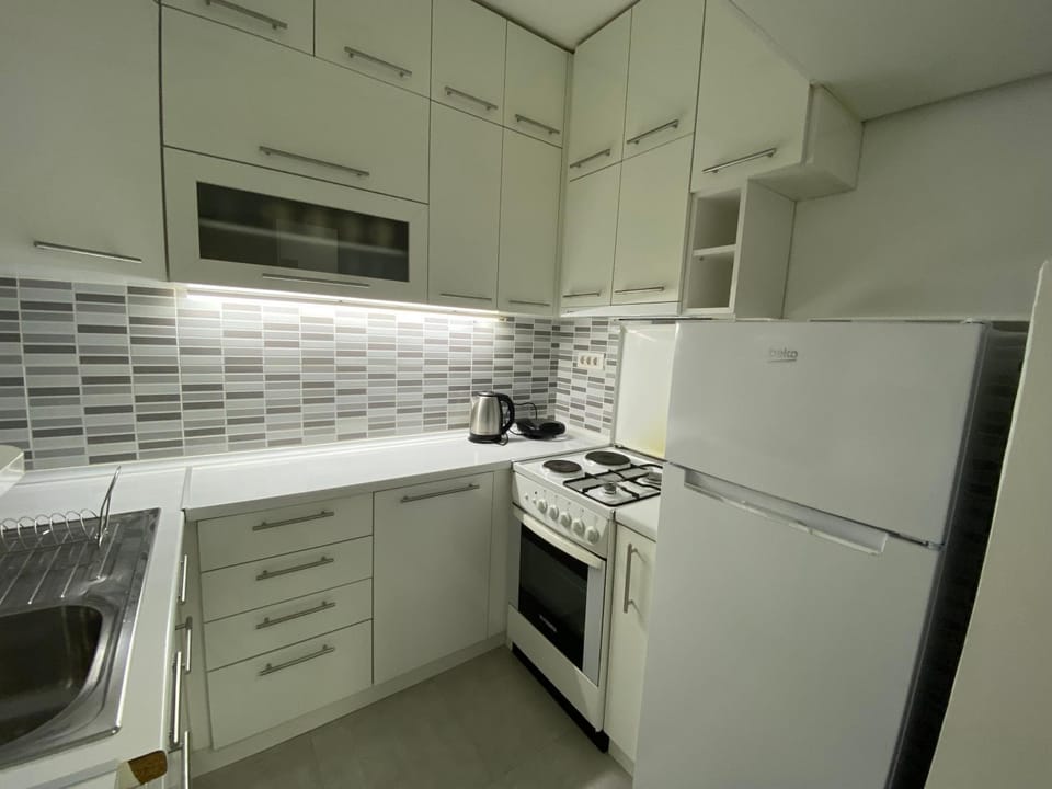 Kitchen or kitchenette, pet friendly, stove, toaster