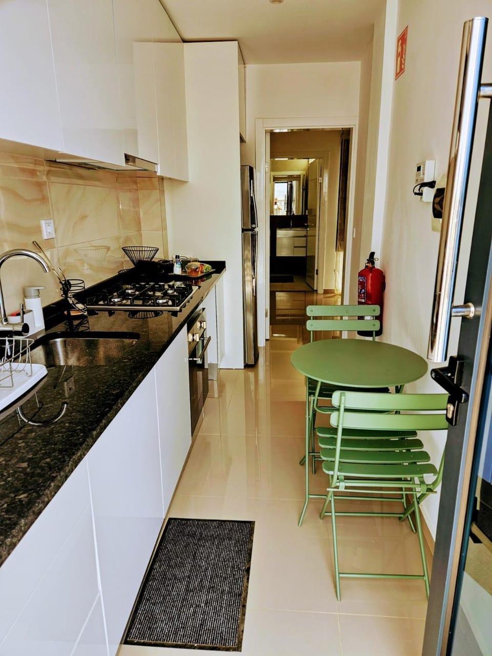Kitchen or kitchenette, Dining area, minibar, pet friendly, stove, kitchen