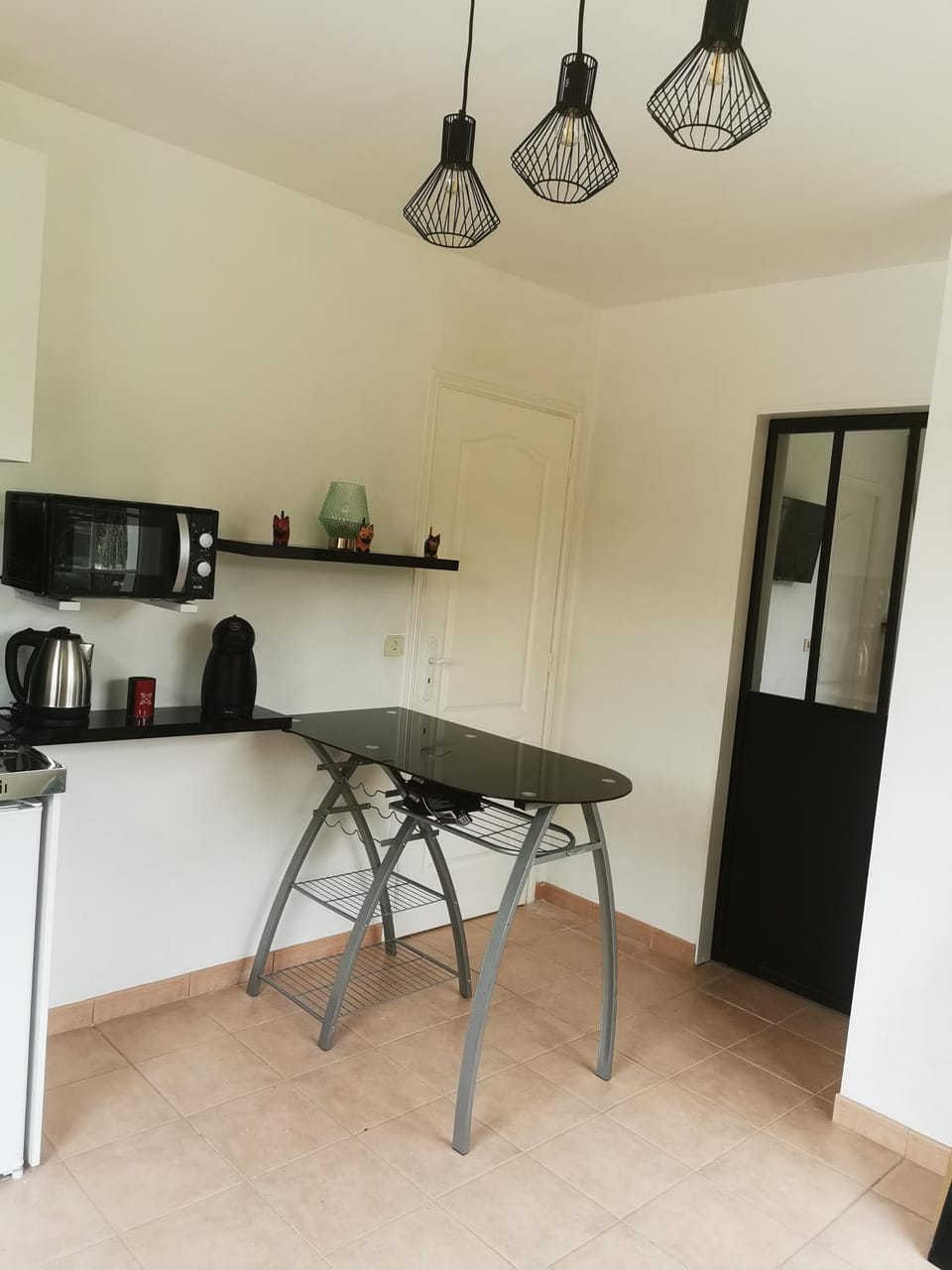 Dining area, minibar