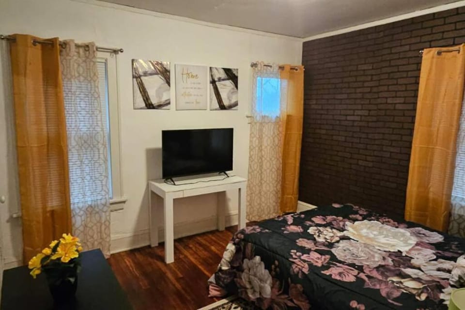 Lovely 3 Bed Room in Cleveland House in Cleveland Heights