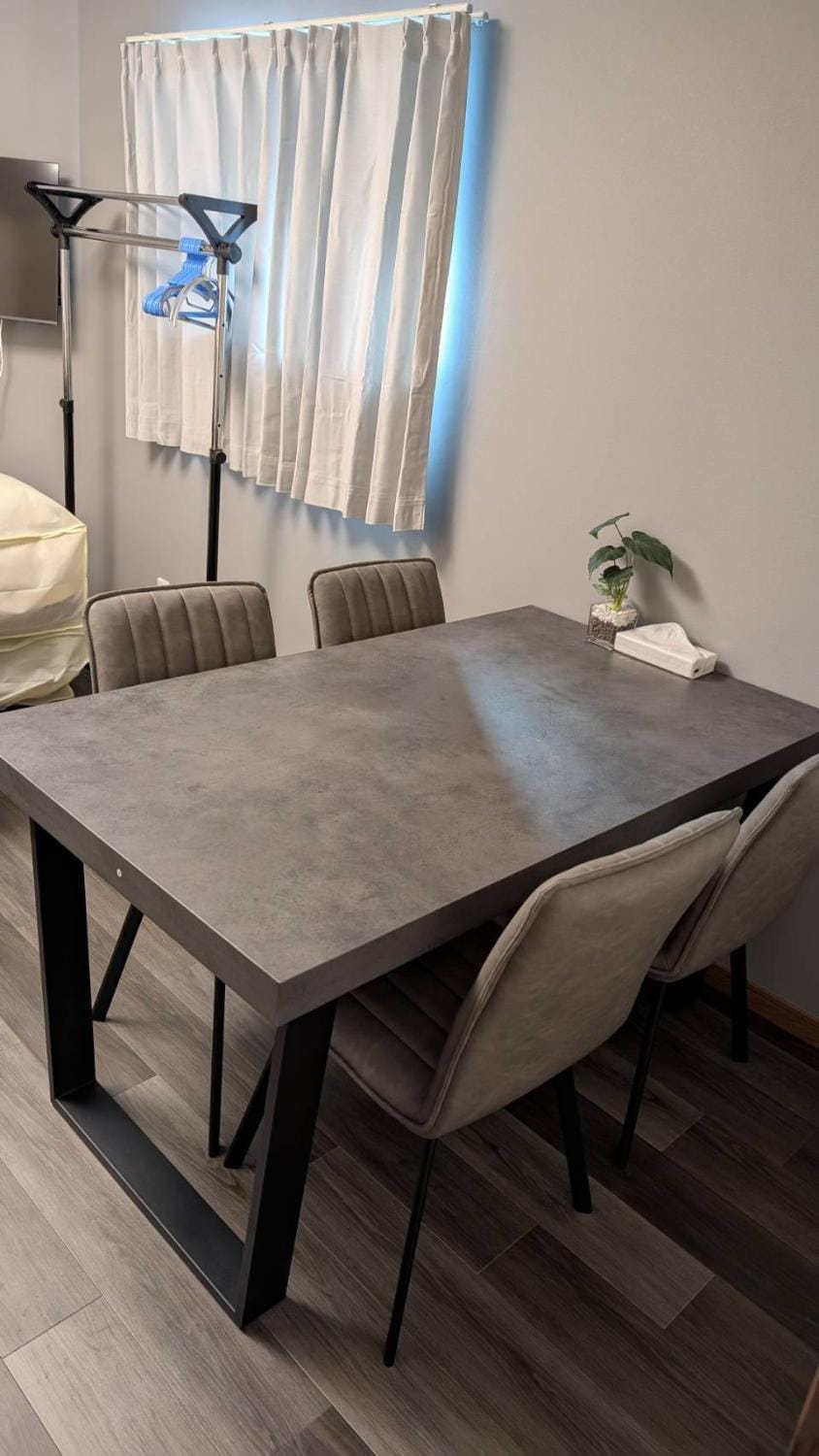 Photo of the whole room, Dining area
