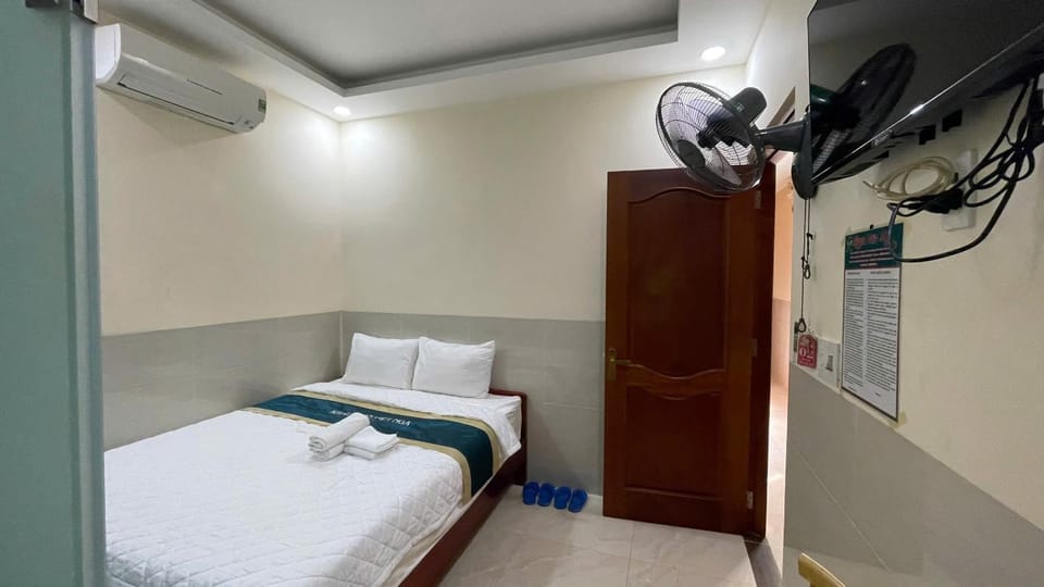 Bed, Photo of the whole room, air conditioner