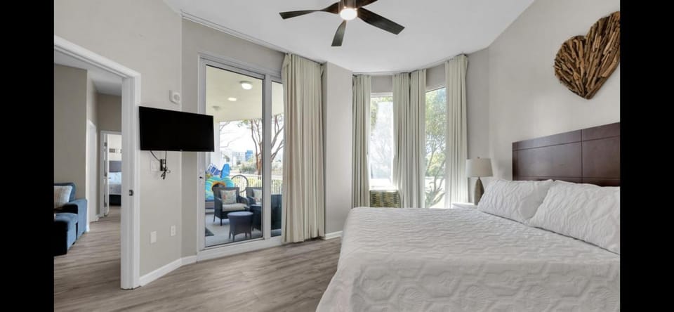 Bed, TV and multimedia, Bedroom