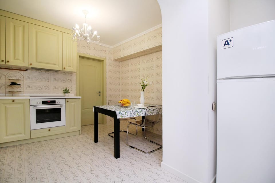 Dining area, oven, stove
