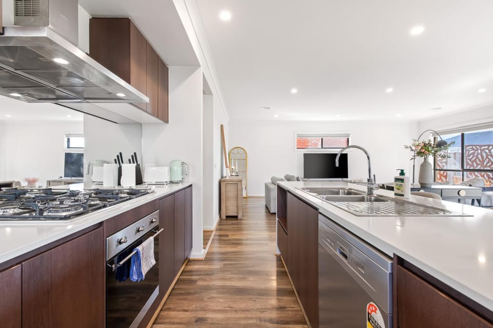 Point Cook Spacious and Comfy 4BR 3BA Haven C9 House in Melbourne