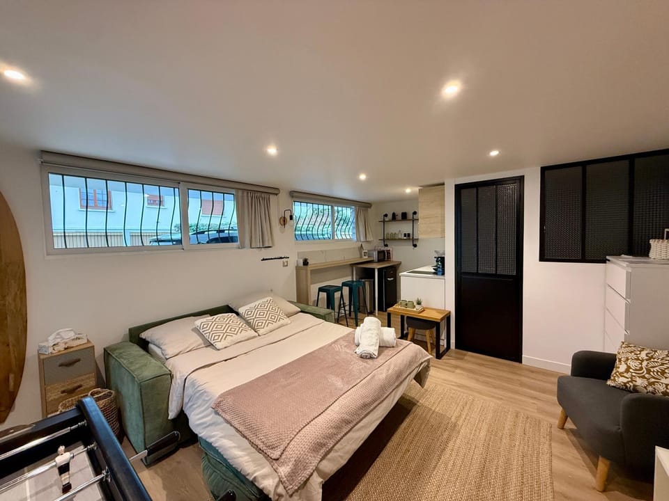 TV and multimedia, Photo of the whole room, Seating area, Bedroom