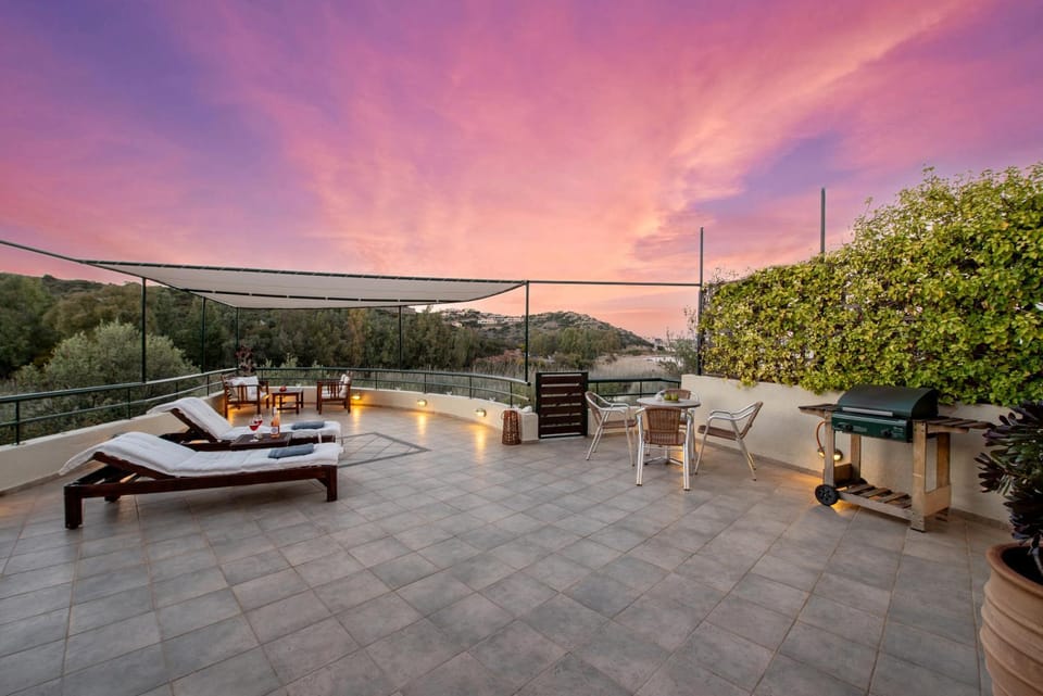 Patio, Day, Natural landscape, Garden, View (from property/room), Balcony/Terrace, Seating area, Garden view, Sunrise, Sunset, sunbed