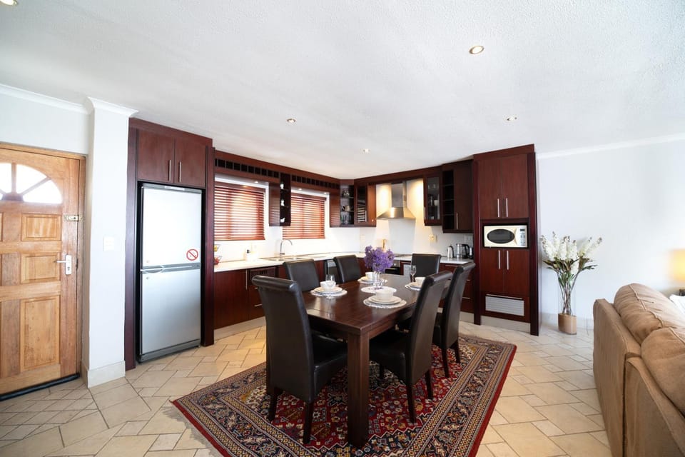 Dining area, kitchen