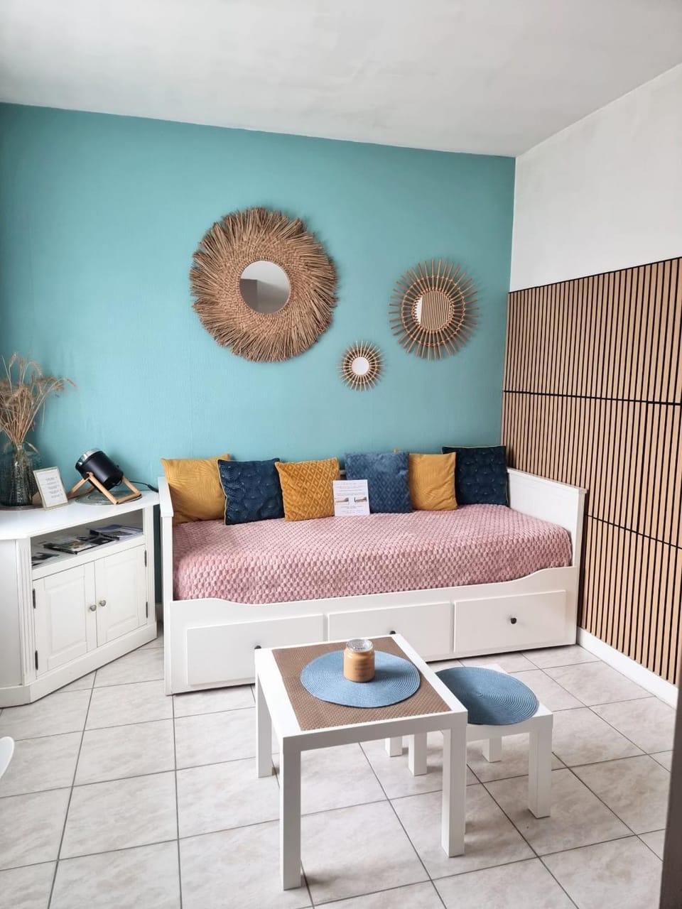 Bed, Seating area