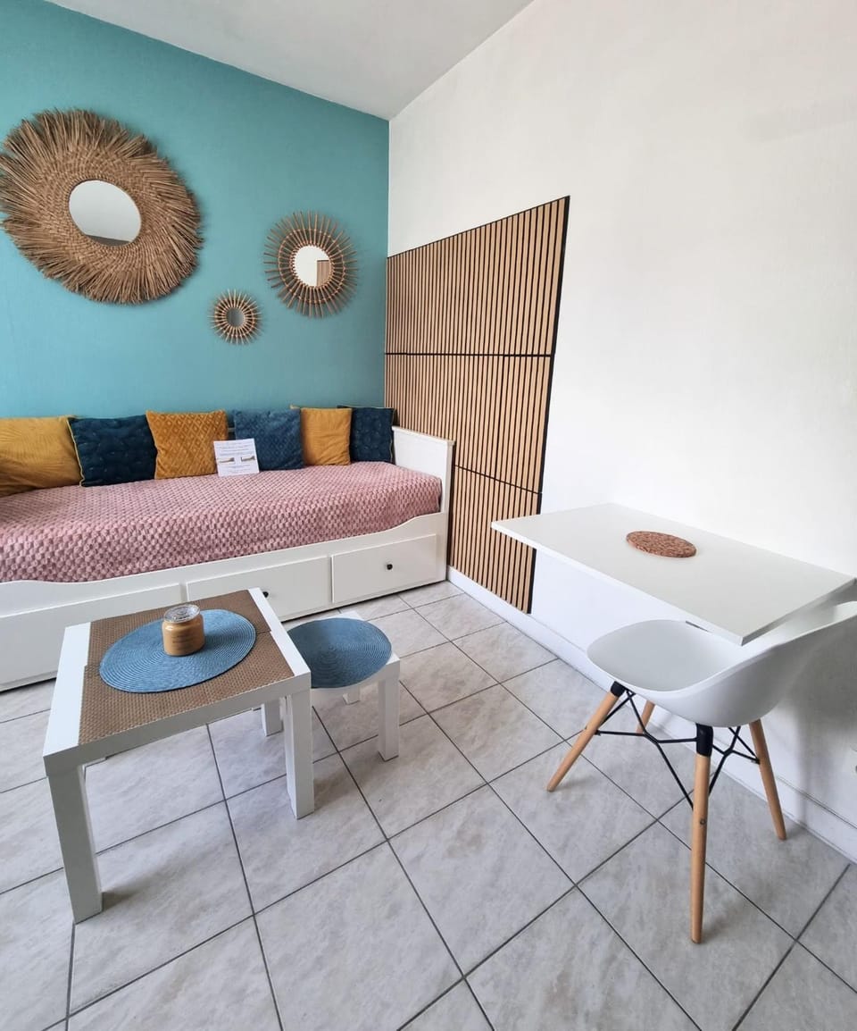 Bed, Seating area