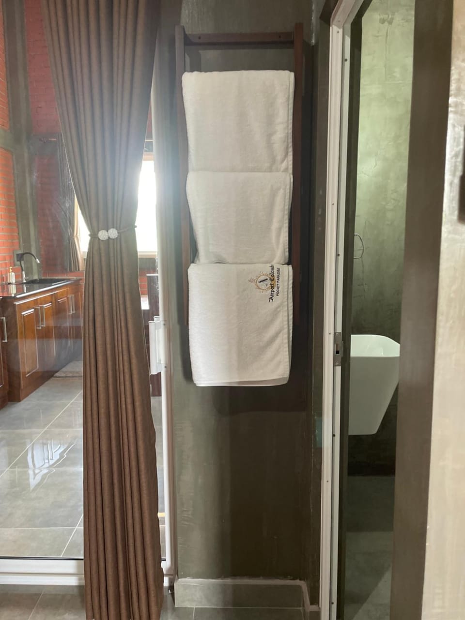 Airport Colombo Pocket Paradise Hotel in Negombo