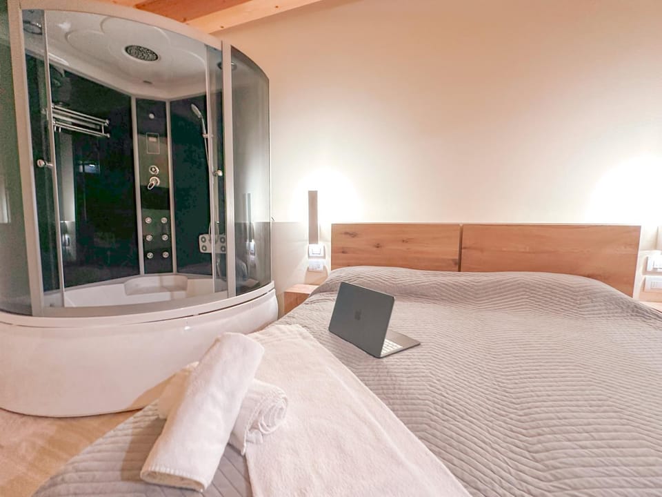 Bed, Hot Tub, Bedroom, Bath, towels