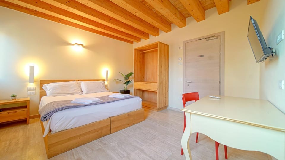 Bed, TV and multimedia, Bedroom, wardrobe