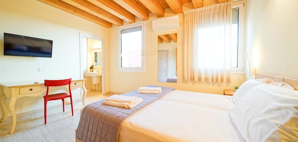 Bed, TV and multimedia, Bedroom