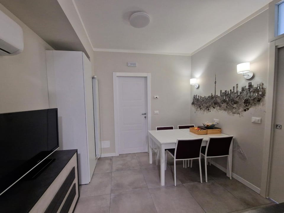Kitchen or kitchenette, air conditioner