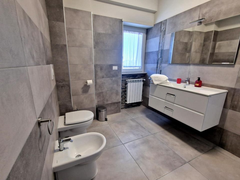 Shower, Toilet, Bathroom, bidet, towels