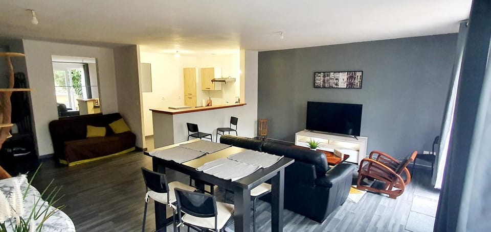 Communal lounge/ TV room, TV and multimedia, Kitchen or kitchenette, Living room, Seating area, Dining area