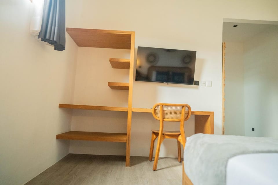 Bed, TV and multimedia, Bedroom