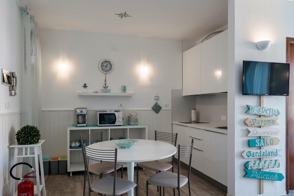 Kitchen or kitchenette, Dining area, minibar