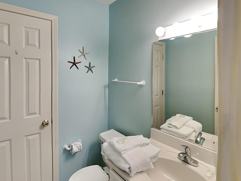 Toilet, Bathroom, towels