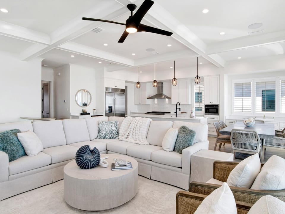 Kitchen or kitchenette, Living room, Seating area, Dining area, furniture