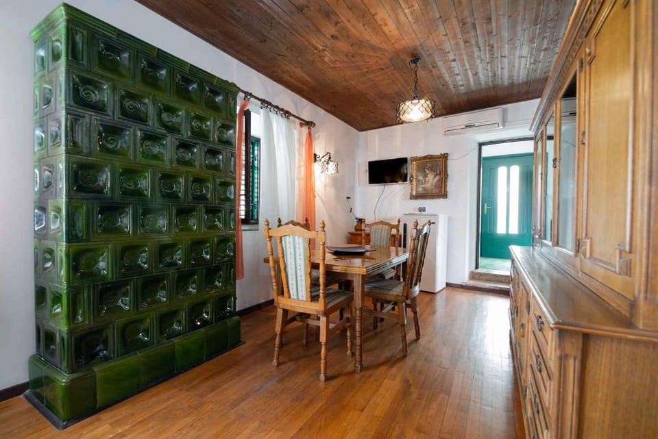 TV and multimedia, Living room, Dining area, air conditioner