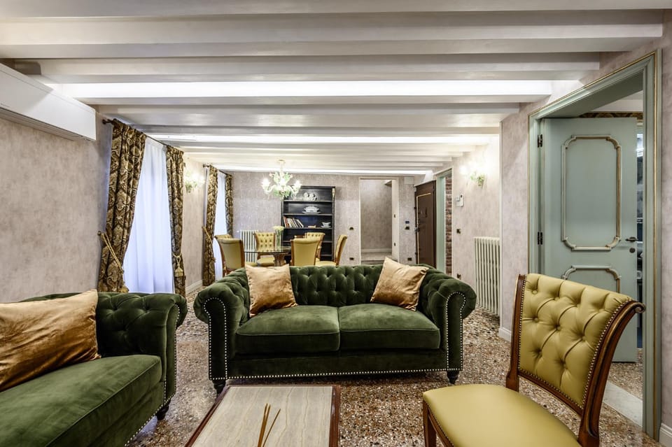 Living room, Seating area