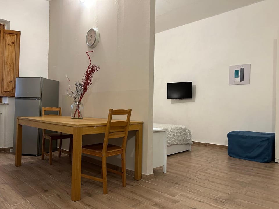 Bed, Living room, Photo of the whole room, Seating area