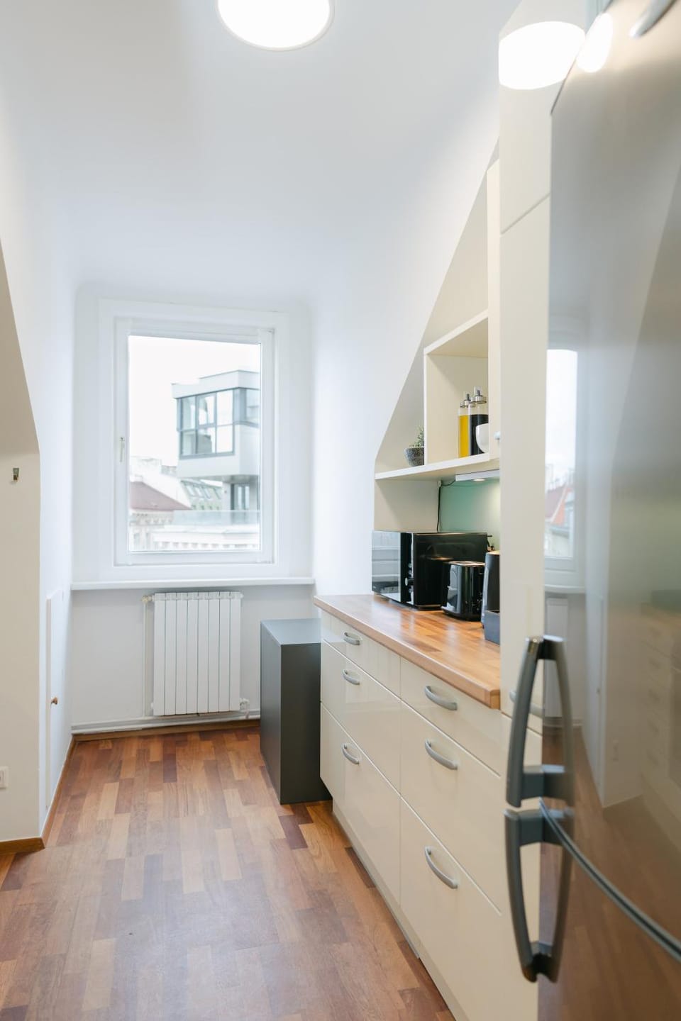 Kitchen or kitchenette, minibar