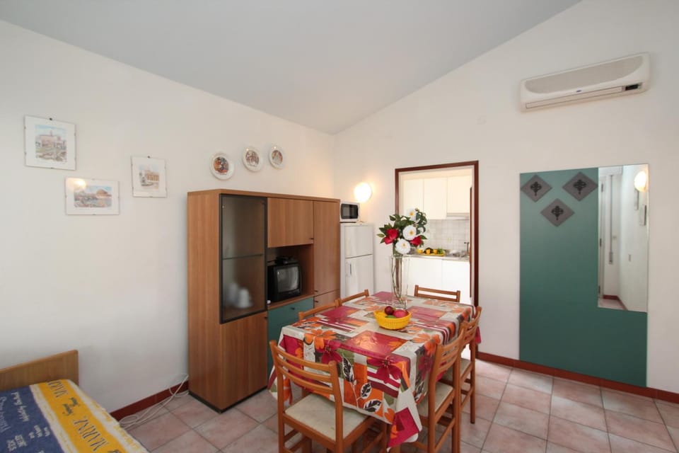 TV and multimedia, Kitchen or kitchenette, Dining area, microwave, stove, kitchen, air conditioner