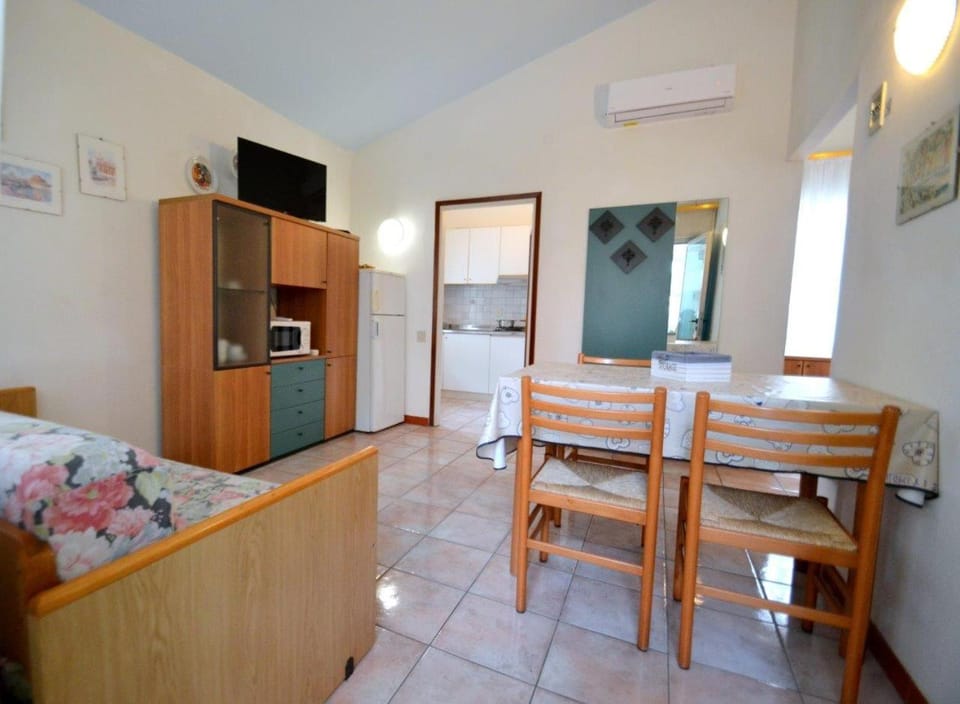 TV and multimedia, Kitchen or kitchenette, Living room, Dining area, microwave, air conditioner
