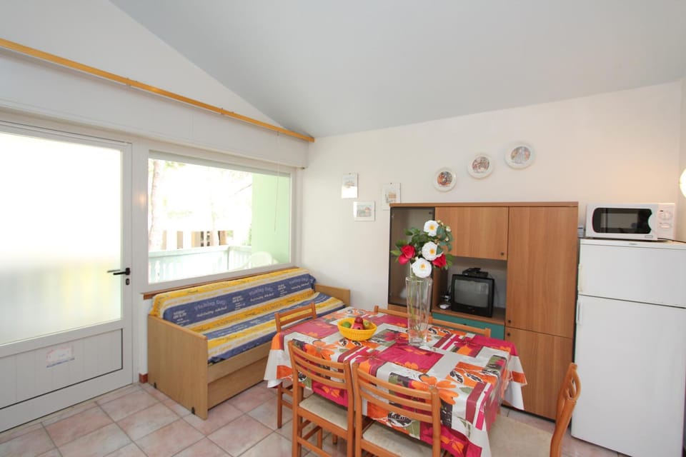 TV and multimedia, Kitchen or kitchenette, Dining area, microwave