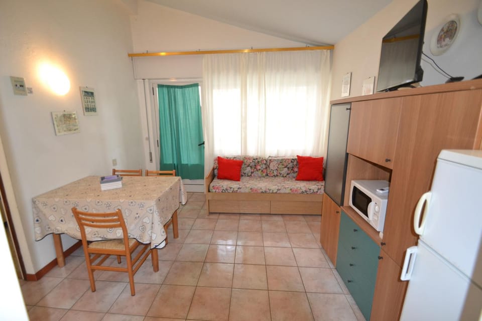 TV and multimedia, Kitchen or kitchenette, Living room, Dining area, microwave, stove, kitchen