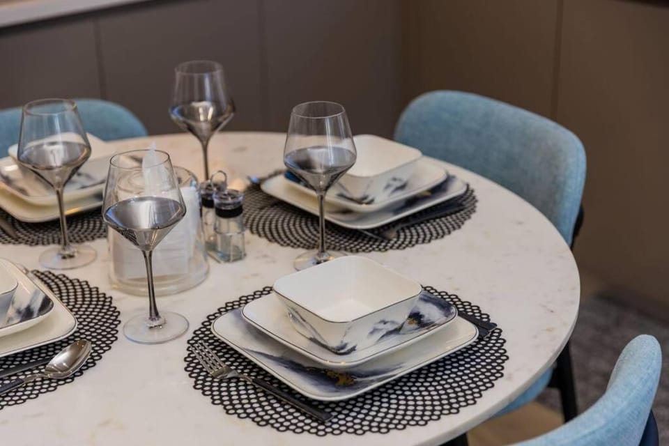 Urban Charm: Luxe 1BR Haven Near Downtown Dubai Apartment in Dubai