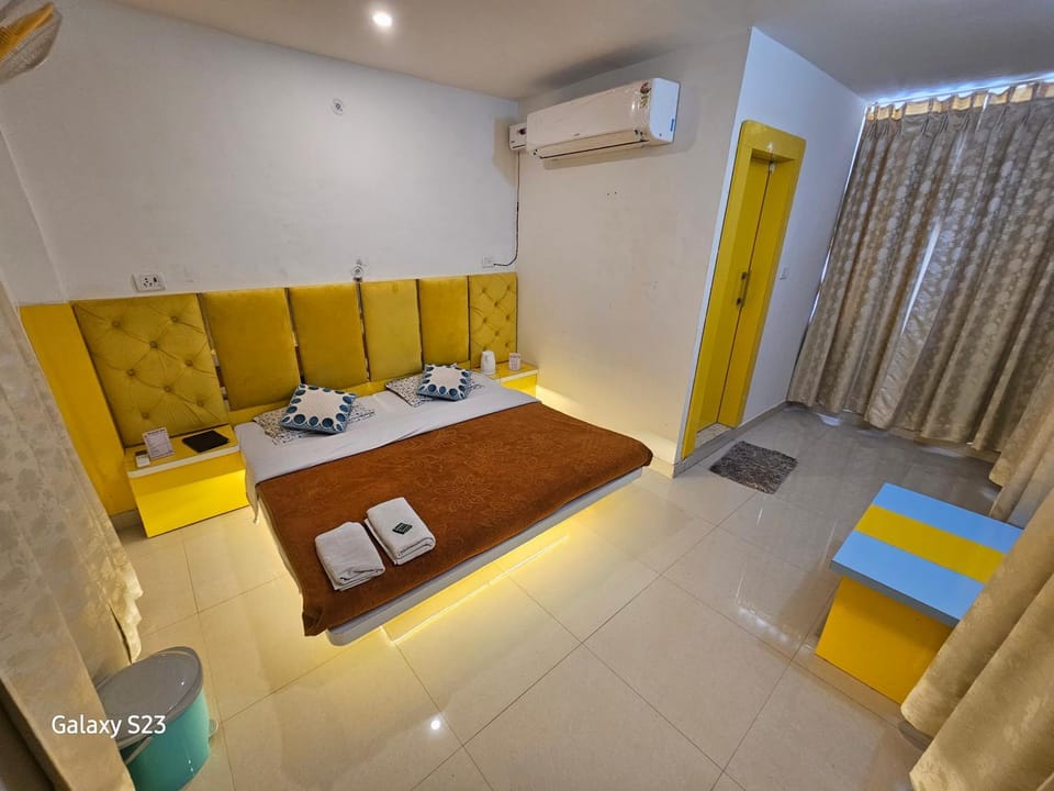Bed, Living room, Photo of the whole room, Seating area, Bedroom, air conditioner