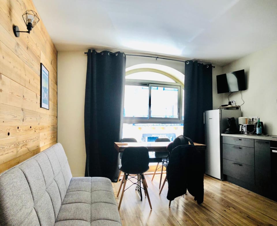 Kitchen or kitchenette, Living room