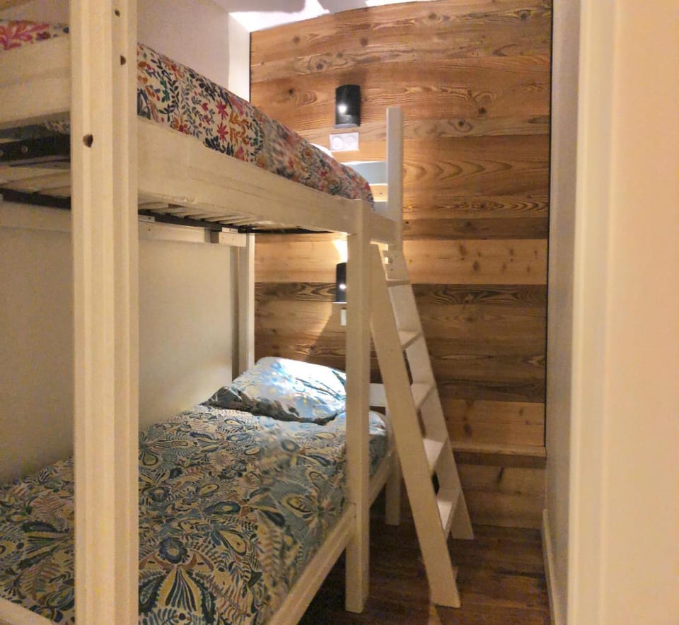 Bedroom, bunk bed