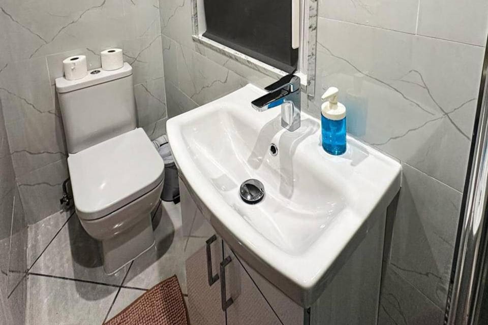 Studio - Sleeps 2 - Short Walk to Station Apartment in London Borough of Ealing