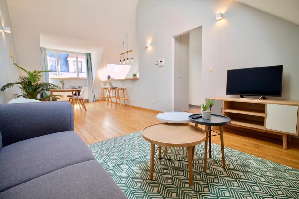 TV and multimedia, Living room, Seating area, Evening entertainment