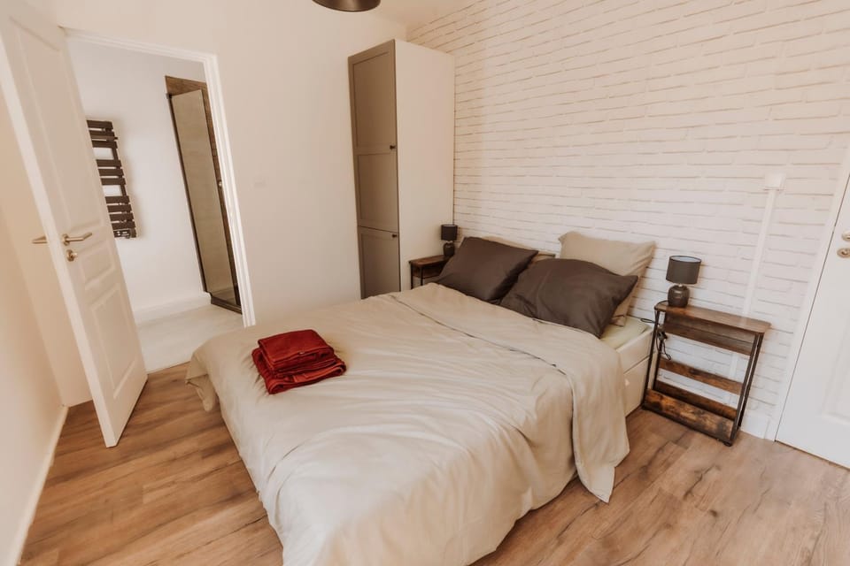 Toilet, Bed, Night, Photo of the whole room, Bedroom, storage, storage