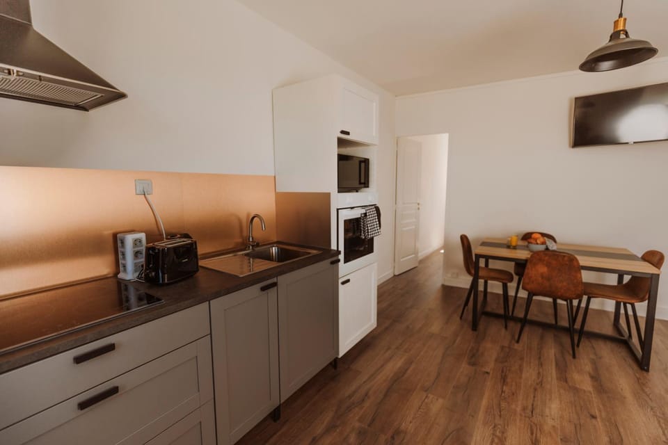 Kitchen or kitchenette, Living room, Seating area, minibar, stove, stove, toaster, toaster, kitchen