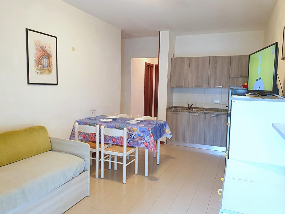 TV and multimedia, Kitchen or kitchenette, Living room, Dining area, stove, kitchen