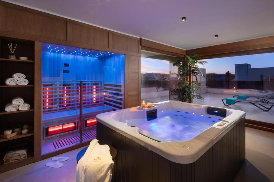 Hot Tub, Sauna