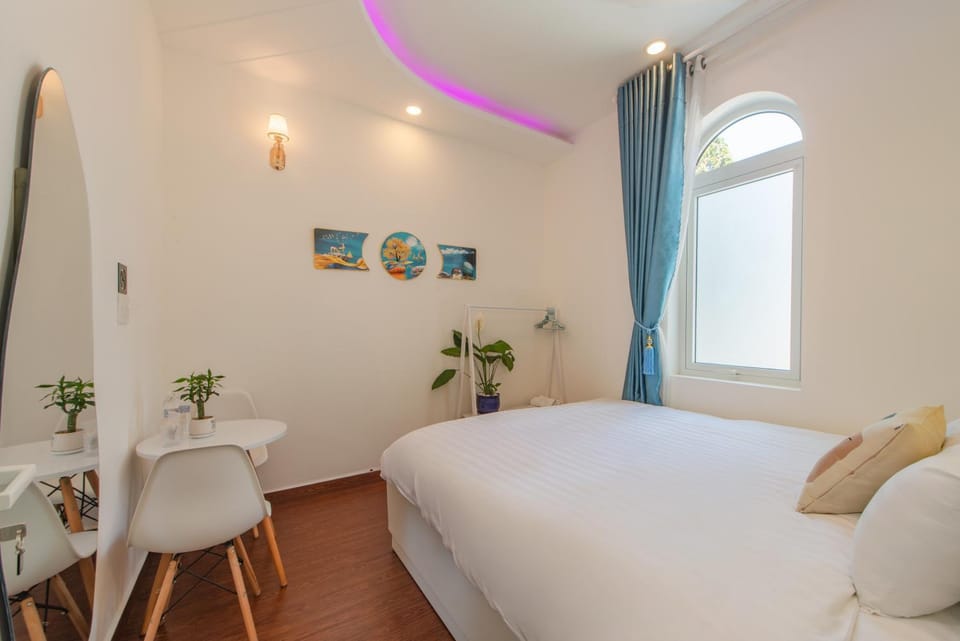Bed, Photo of the whole room, Seating area