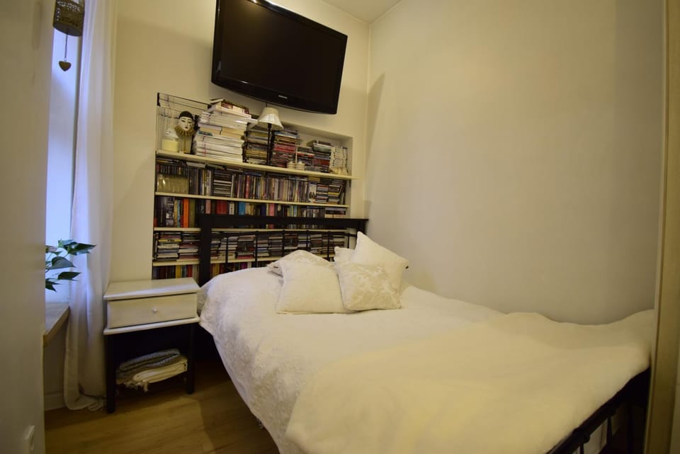 Bed, Library, TV and multimedia, Photo of the whole room, Bedroom, hair dresser